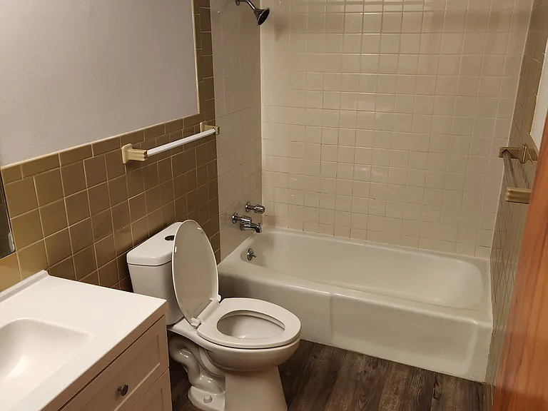 Upstairs full bathroom