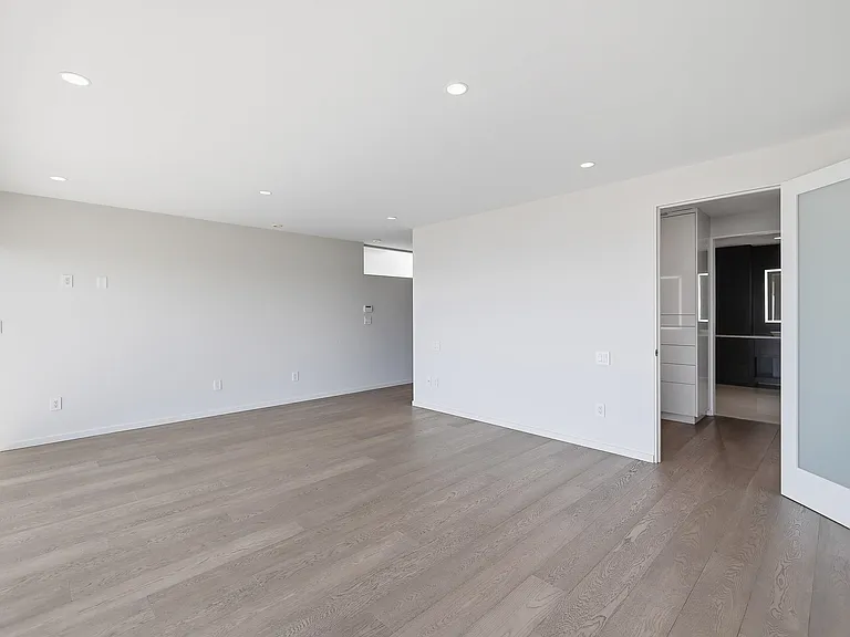 15240 Victoria Ave — Photo 10