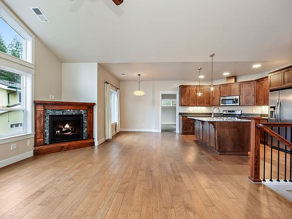 2nd image of 215 Oak Knl