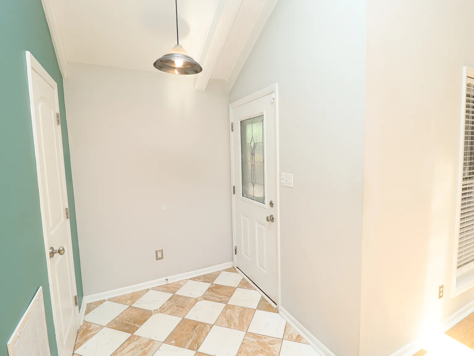 3 bed, 2.0 bath, 1451 sqft, $2,150 — Photo 3