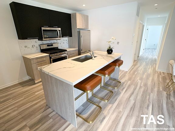 2nd image of 2535 W Fullerton Ave #303