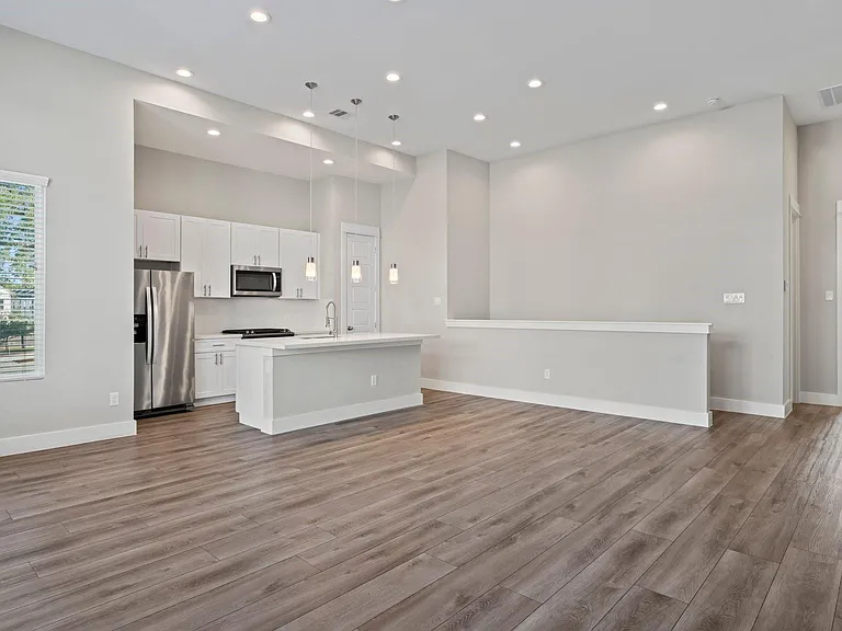 814 Thornton Rd #F — Photo 2
