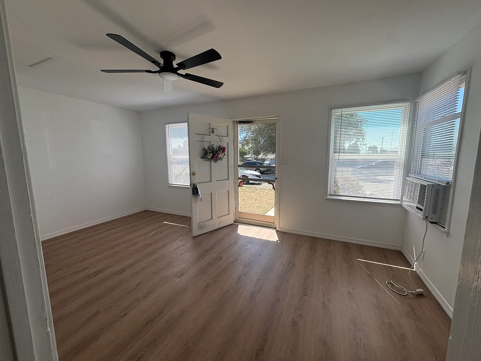 Studio, 400 sqft, $1,900 — Photo 2