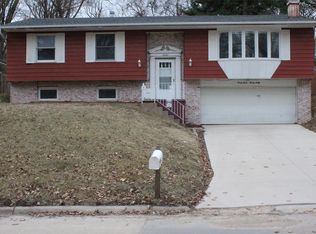2727 Westwood Dr NW, Cedar Rapids, IA 52405