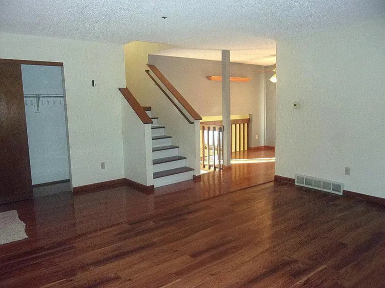 2525 Sunstone Dr — Photo 2