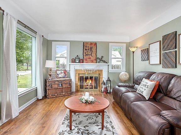 3rd image of 933 Aberdeen St NE
