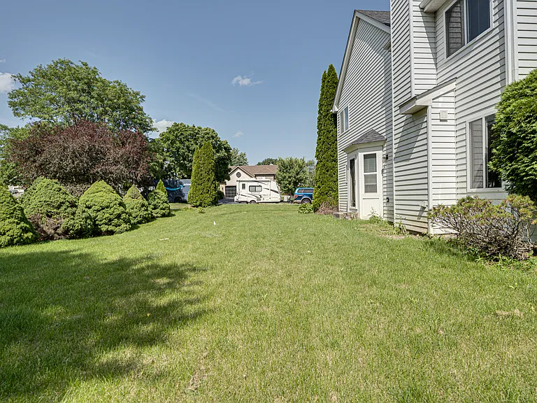 2464 Blue Spruce Ln — Photo 30