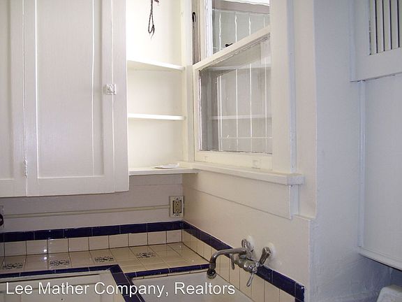 5th image of 1046 Adella Ave