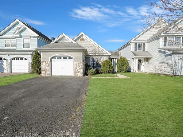 19 Ethan Circle #19, Middle Island, NY 11953