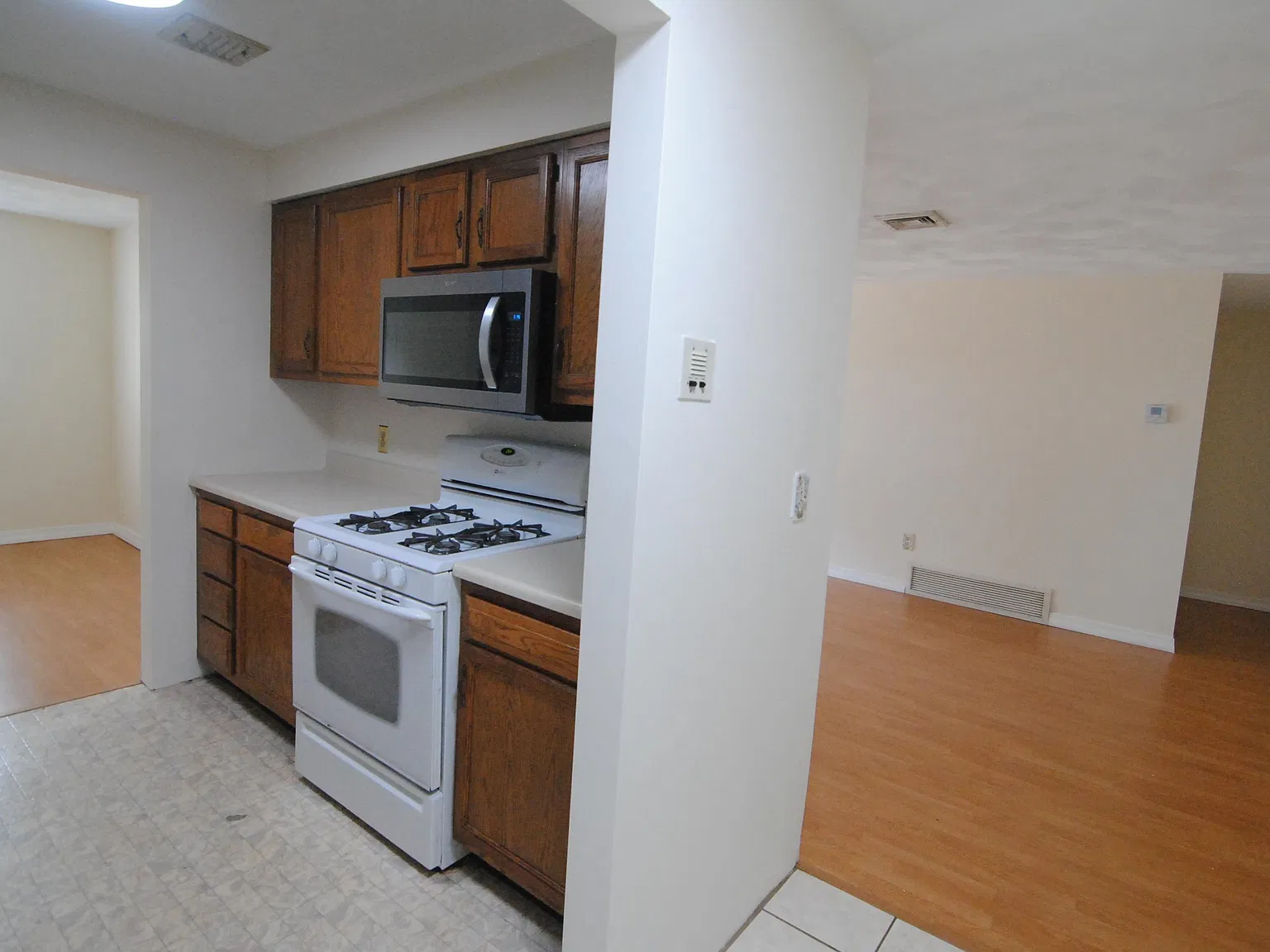 2 bed, 1.5 bath, 980 sqft, $2,100 — Photo 2