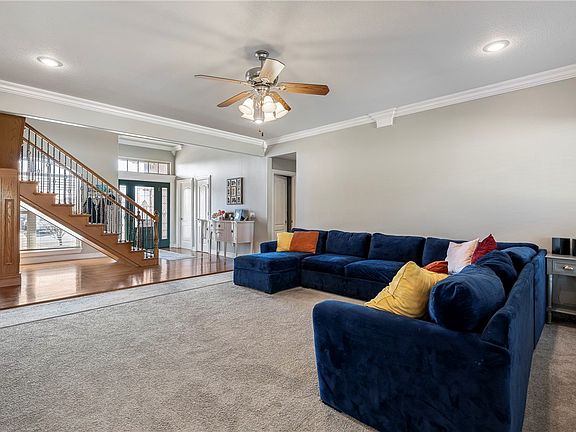 4th image of 2204 SW Pinoak Ave