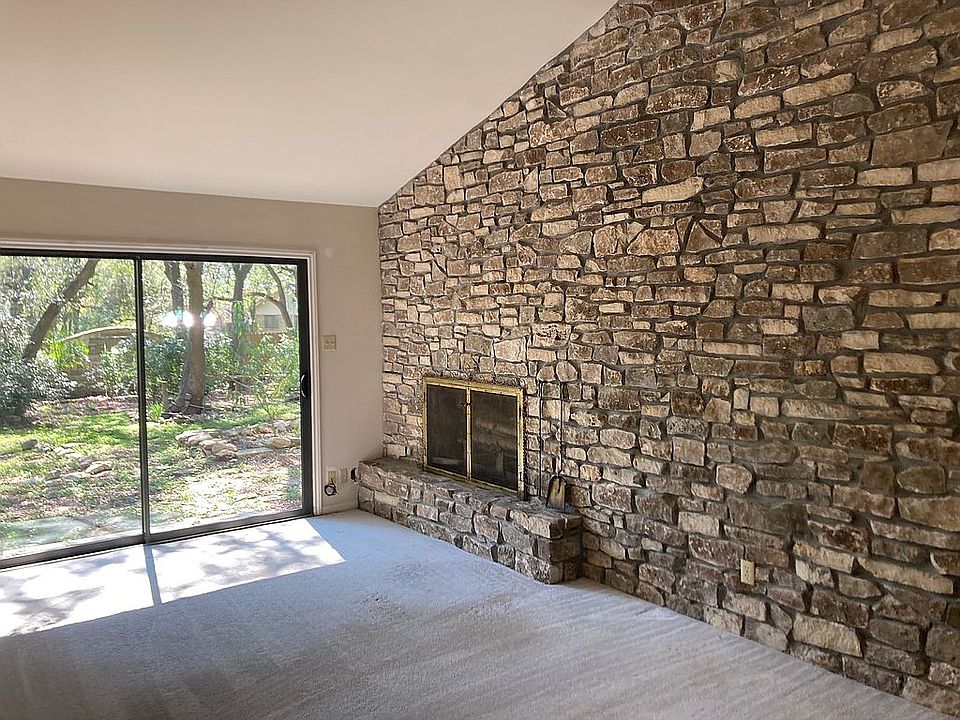2nd image of 105 W Mimosa Cir