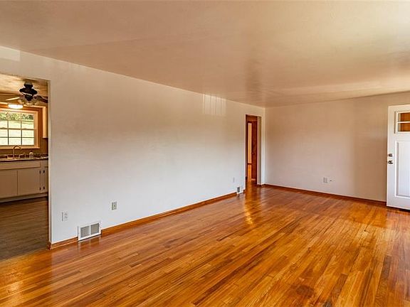 3rd image of 6327 Helen St