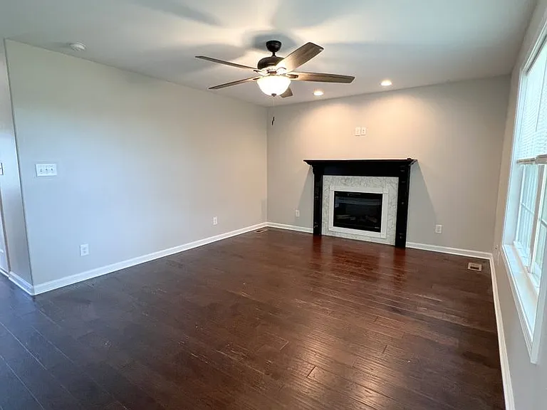 358 Chalet Cir — Photo 9