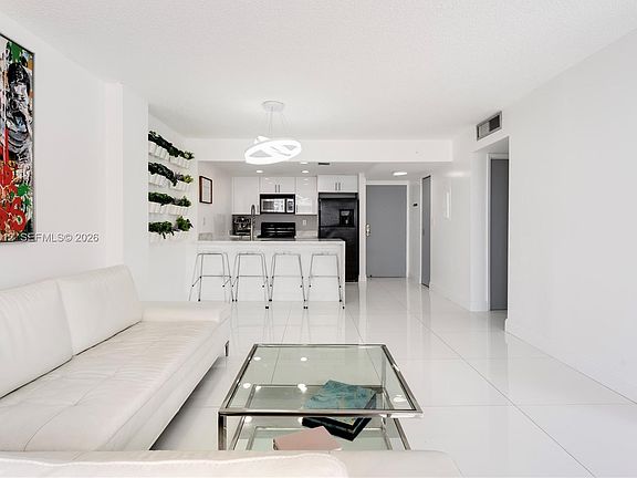 4th image of 600 NE 36th St APT 1111