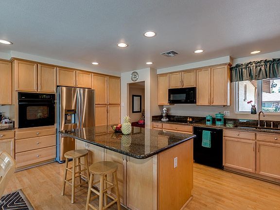 KITCHEN ISLAND WITH SEATING