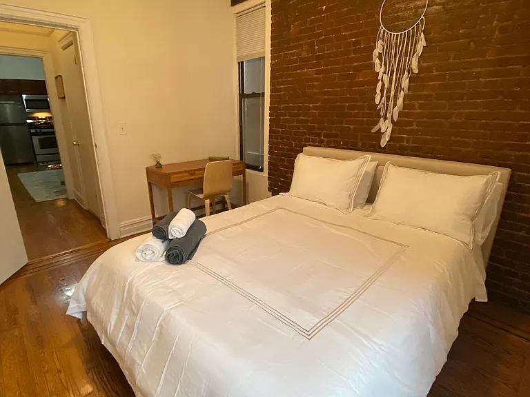 211 E 14th St #4 — Photo 9