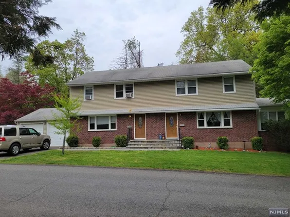 35 Harvey St, Closter, NJ 07624