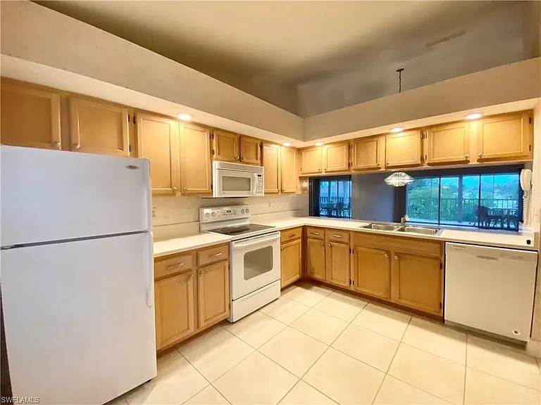1427 SW 47th Ter #202 — Photo 5