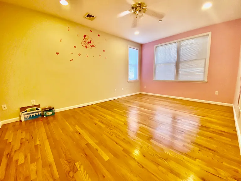 140-142 E Sunnyside Ln — Photo 1