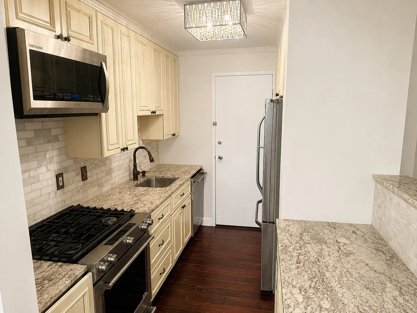 2 bed, 1299 sqft, $2,800 — Photo 1