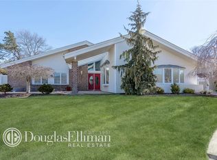 7 Whitehall Ct, Holbrook, NY 11741