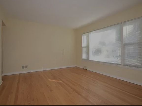 4th image of 144 E Quincy St