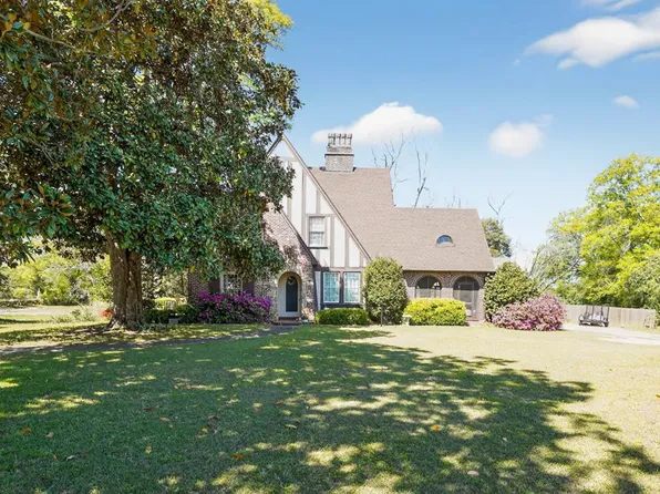 511 Cambridge Ave E, Greenwood, SC 29646