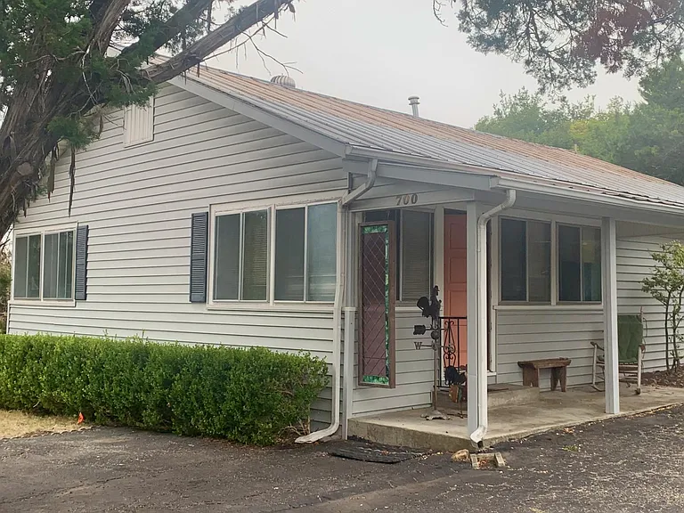 700 Tanglewood Ln — Photo 1