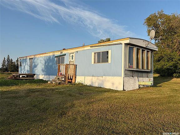 3rd image of 902 Railway AVENUE