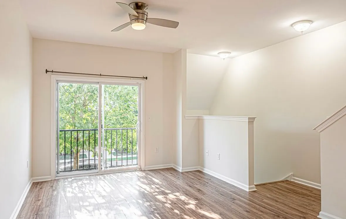 3 bed, 1256 sqft, $3,000 — Photo 3