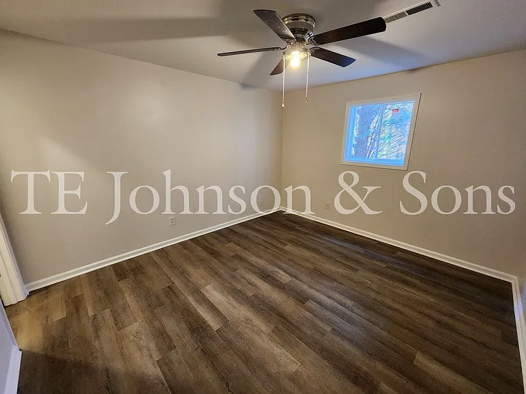 2571 Green Oaks Ct #B — Photo 8