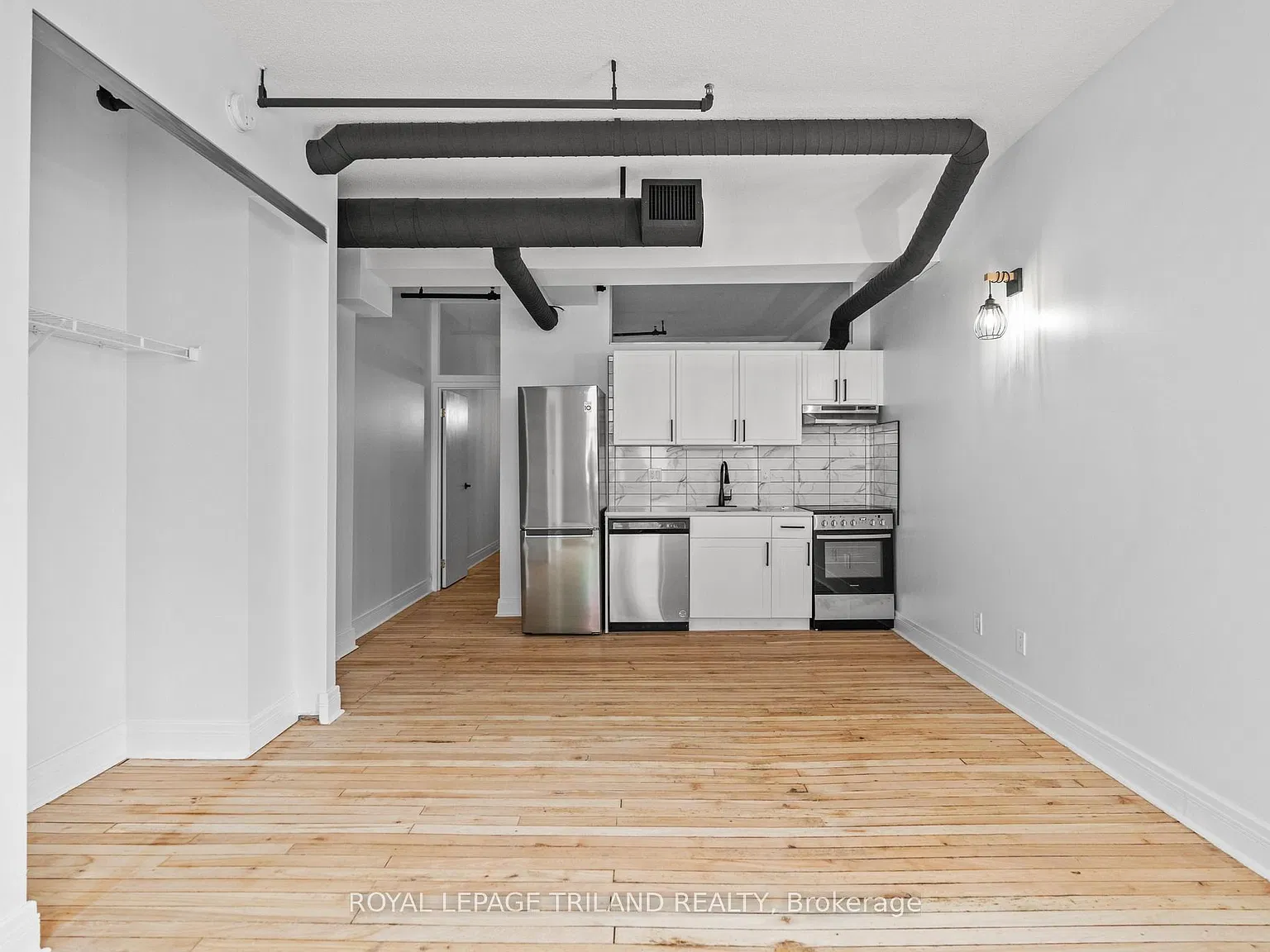 330 Clarence St — Photo 4