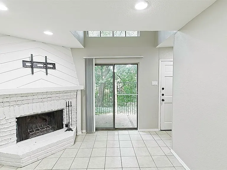 889 Dublin Dr #D — Photo 4