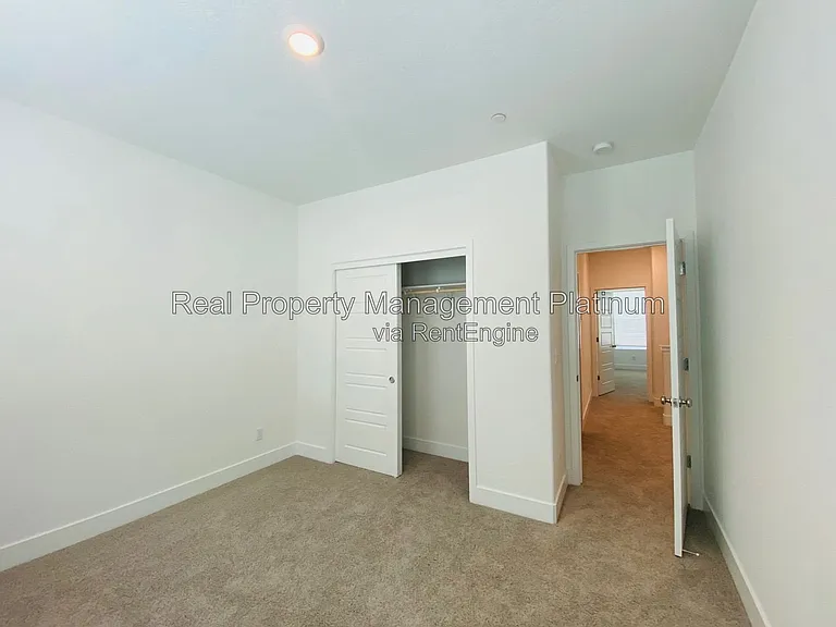 2752 E Tamarind Dr — Photo 28