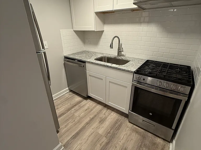 2529 W Medill Ave #G — Photo 4