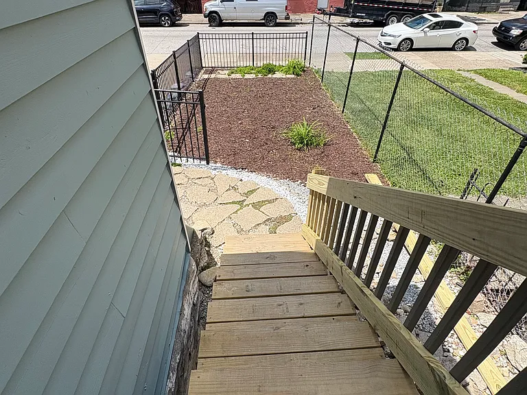 817 Perry St — Photo 12