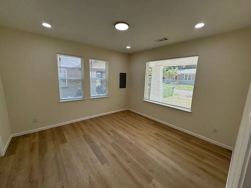 3 bed, 2.0 bath, 1350 sqft, $1,450 — Photo 3