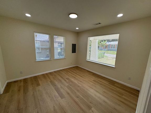 3rd image of 2554 Selman Ave