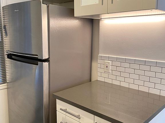 2nd image of 1000 Palm Ave #5