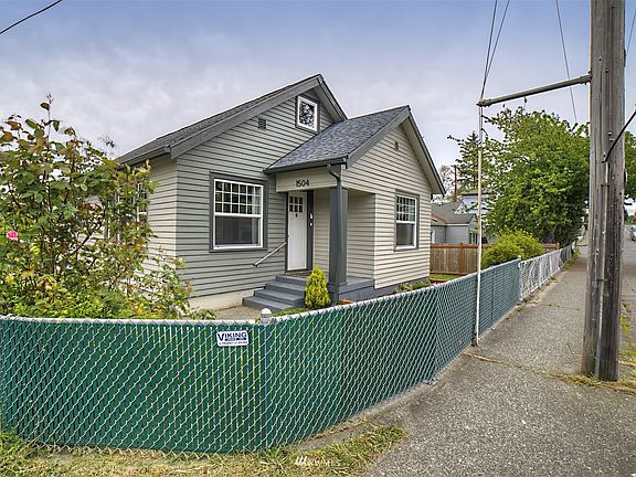 Corner lot with quick access to bases, highway and ferry terminal