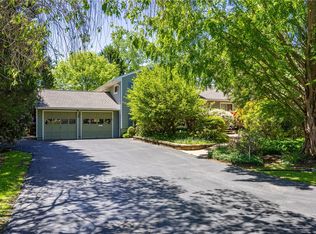 82 Hotchkiss Cir, Penfield, NY 14526