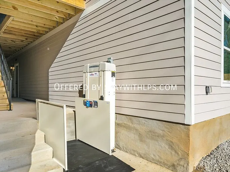 1571 Court Ave #102 — Photo 30