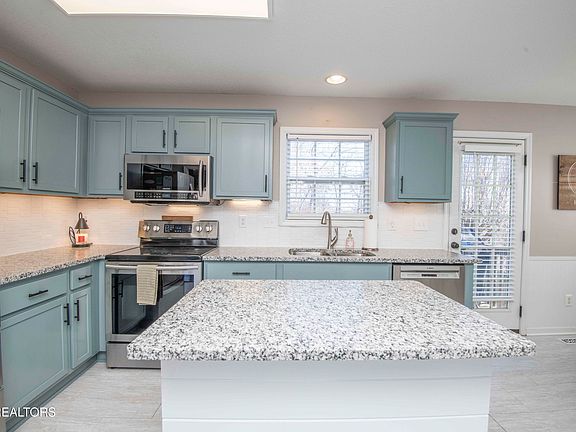3rd image of 2112 Cedargreens Rd