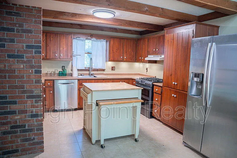 4 bed, 2.5 bath, 2207 sqft, $2,200 — Photo 3