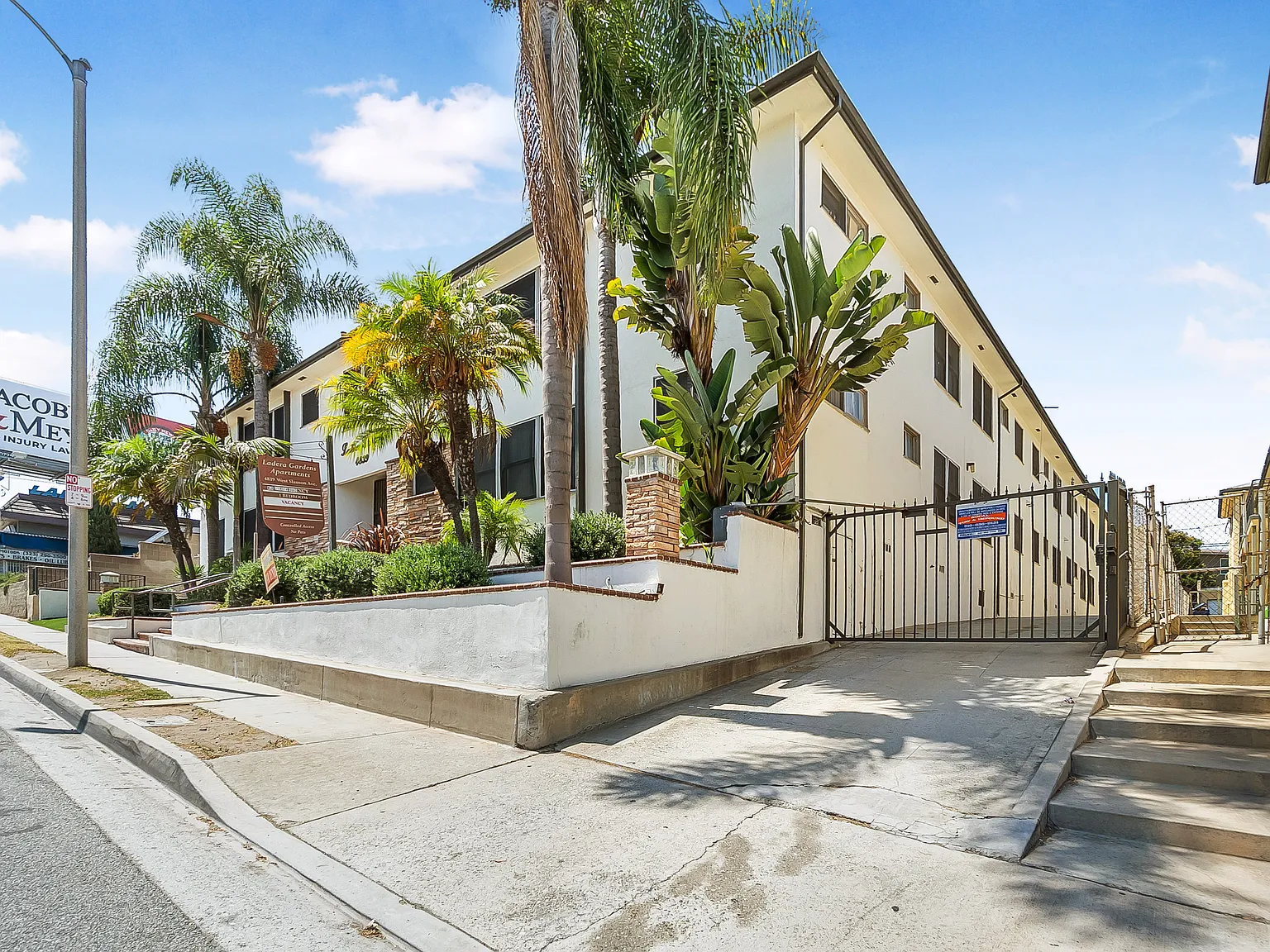 Ladera Gardens — Photo 2
