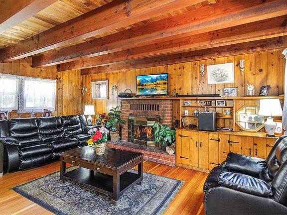 3rd image of 301 Walnut Dr