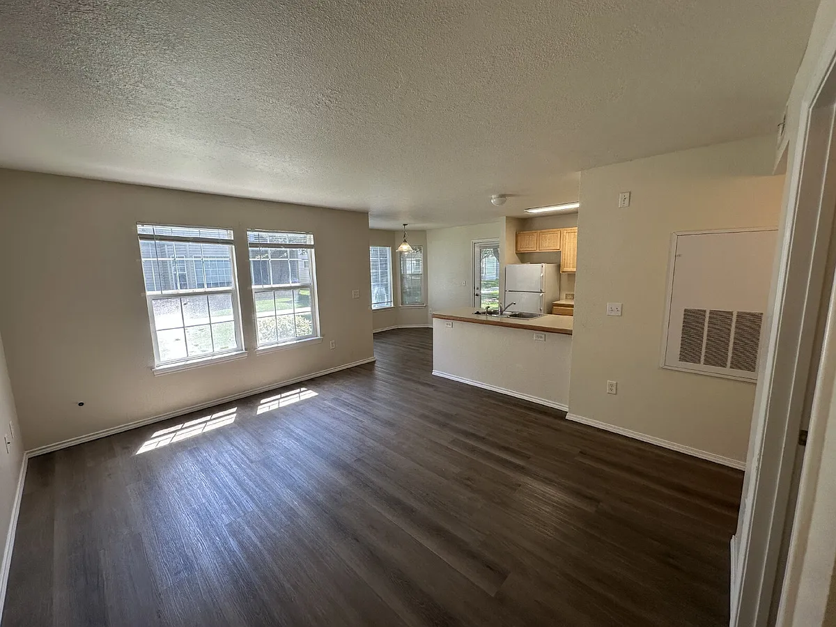 Building Photo - 11839 W Cloverbrook Ln #101