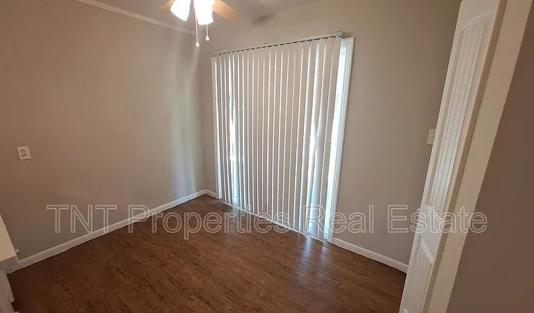 1618 Willow St — Photo 7