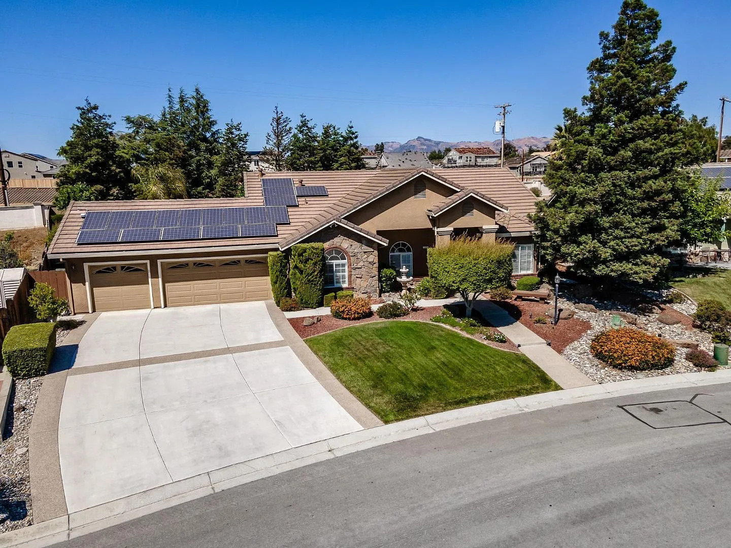 1065 Wild Oak Dr photo 1